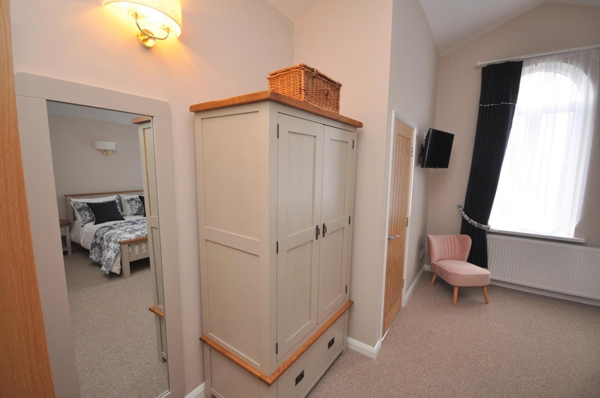 Sixteen B York Room photo